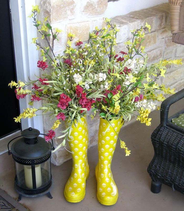 Cute Upcycled Rain Boot Planters #spring #frontporch #decor #decorhomeideas