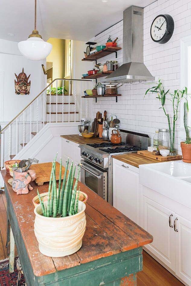 Distressed Island Cottage Kitchen Idea #cottage #kitchen #decorhomeideas