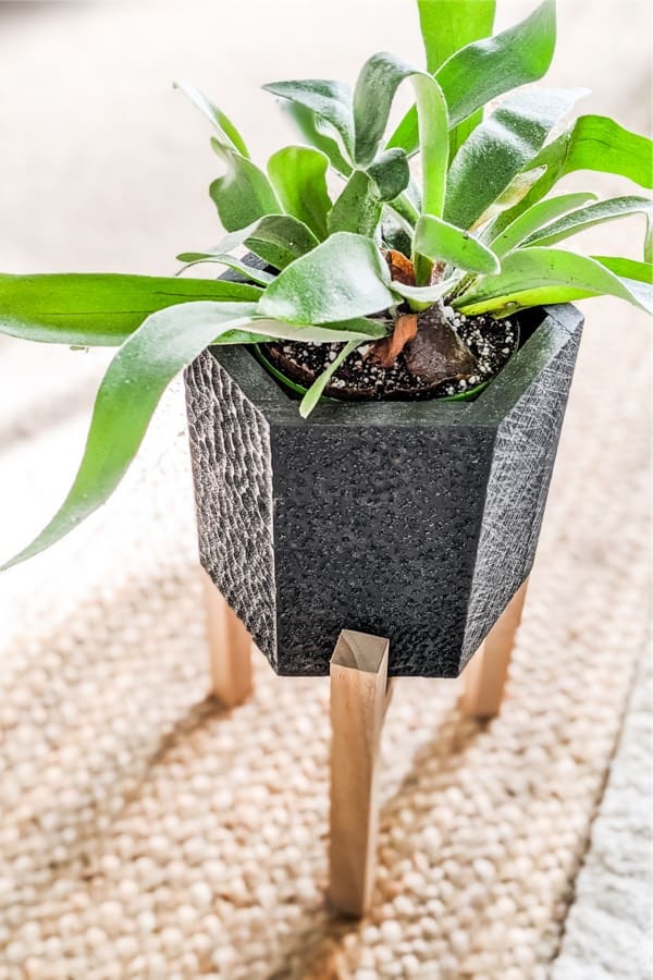 DIY Carved Hexagon Planter with Plant Stand #diy #plantstand #decorhomeideas