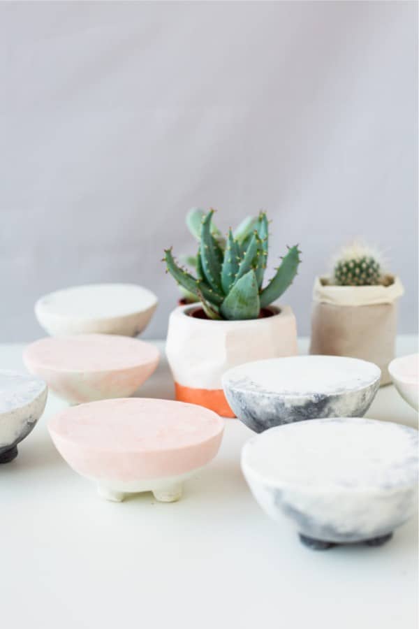 DIY Dyed Marbled Concrete Planter Stands For Succulents #diy #plantstand #decorhomeideas