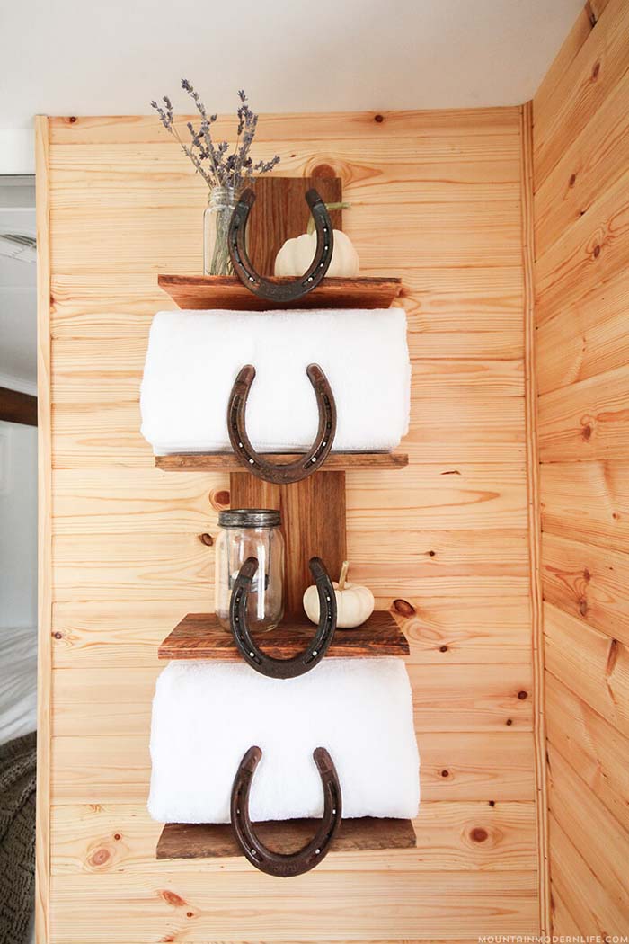 DIY Horseshoe Rustic Bathroom Shelf #rustic #storage #organization #decorhomeideas