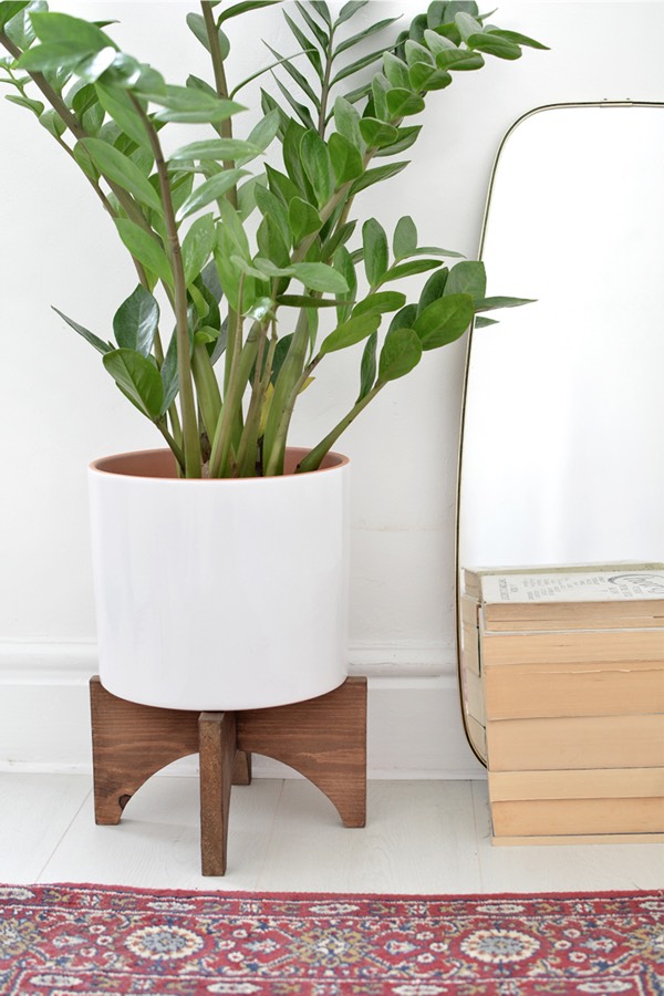 DIY Mid Century Plant Stand #diy #plantstand #decorhomeideas