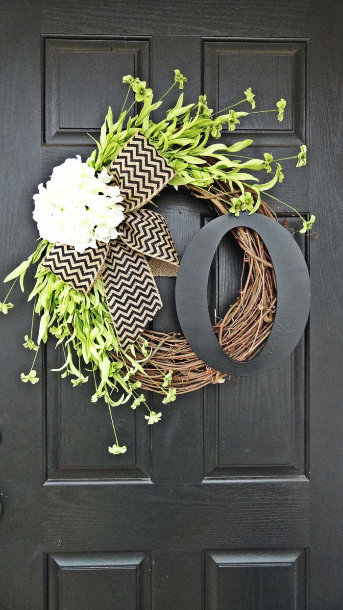 DIY Monogram Spring Grapevine Wreath #spring #frontporch #decor #decorhomeideas