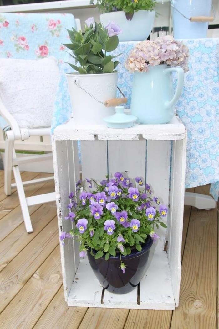 Easy Fruit Crate Porch Décor Idea for Spring #spring #frontporch #decor #decorhomeideas