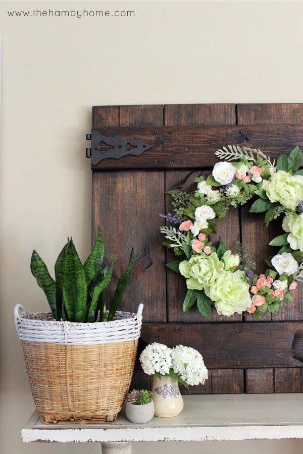 Floral Wreath with Greenery and Basket Planter #farmhouse #springdecor #decorhomeideas