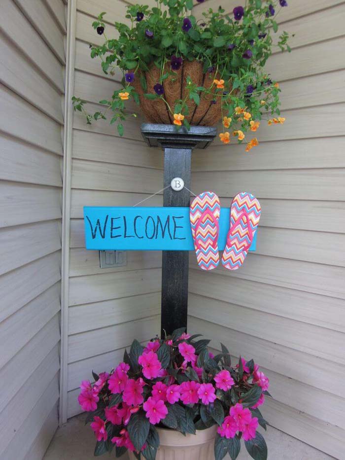 Flower Stand Post and Decorative Summer Sign #porch #post #decorhomeideas