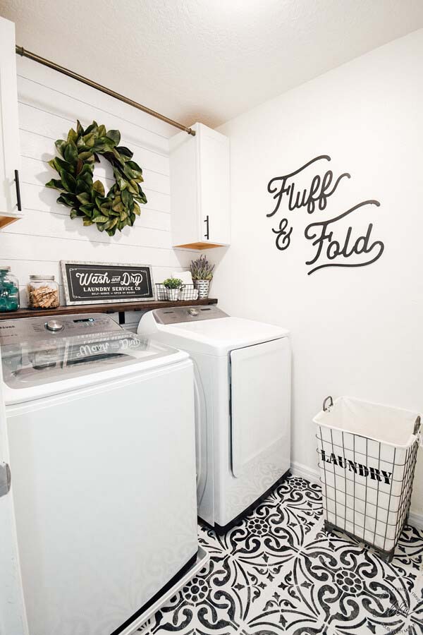 Fluff & Fold Farmhouse Laundry Room #masonjarlights #masonjar #decorhomeideas