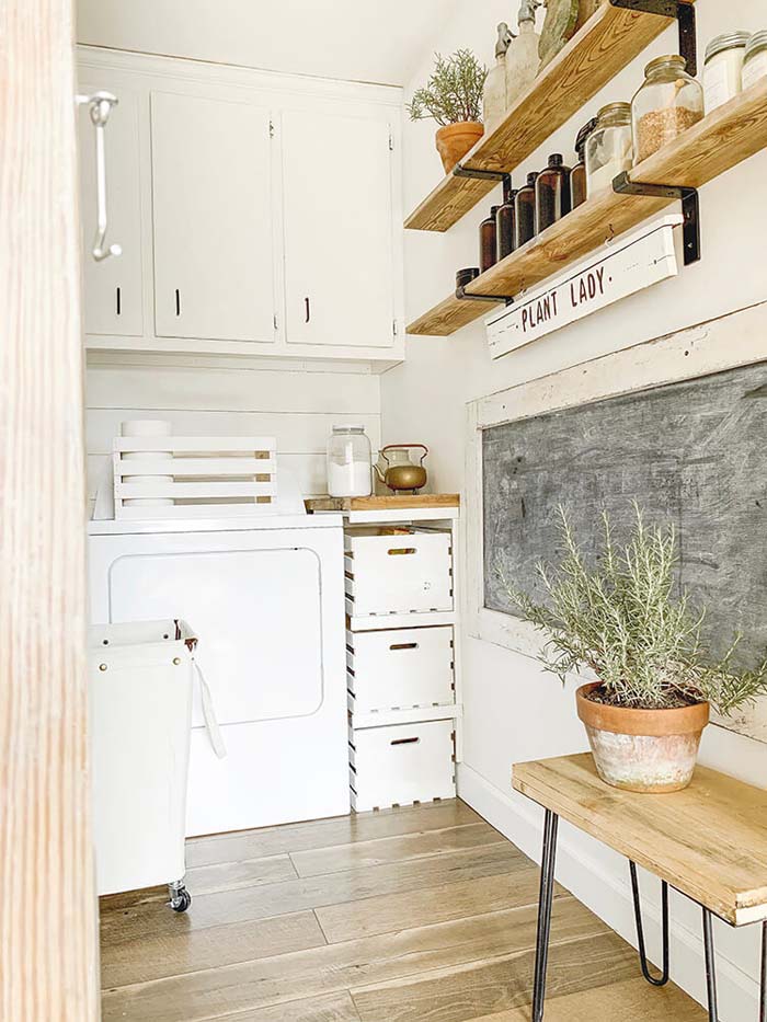 Modern Farmhouse Laundry Nook with Chalkboard Wall #masonjarlights #masonjar #decorhomeideas