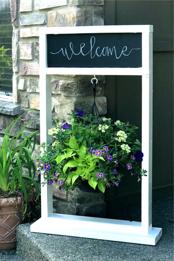 Painted Wooden Hanging Plant Stand With Chalkboard #diy #plantstand #decorhomeideas