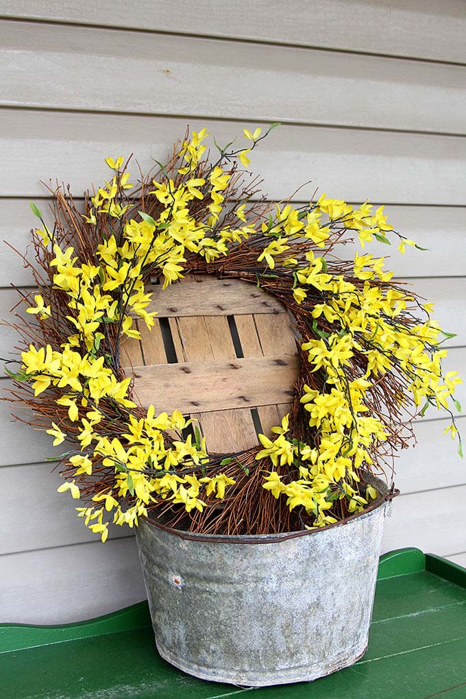 Pretty Forsythia Wreath For Spring #spring #frontporch #decor #decorhomeideas