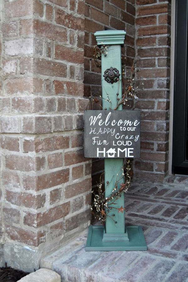 Rustic Post and Hand-Painted Welcome Sign #porch #post #decorhomeideas