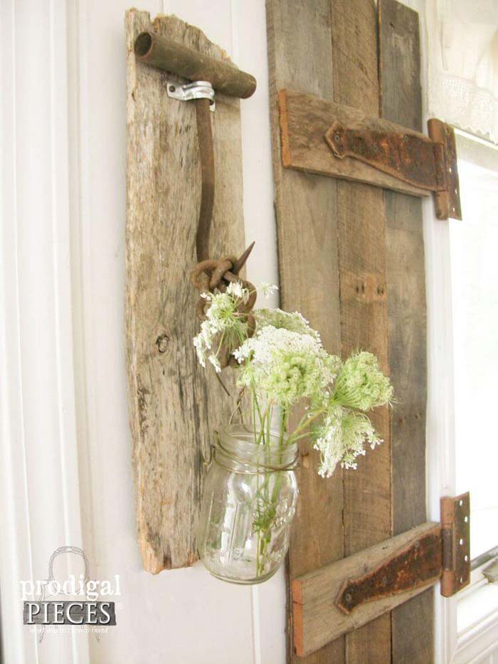 Rustic Weathered Wood Mason Jar Vase Idea #masonjarlights #masonjar #decorhomeideas