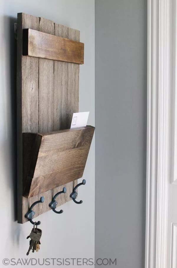 Rustic Wooden Key Wall Holder #rustic #storage #organization #decorhomeideas