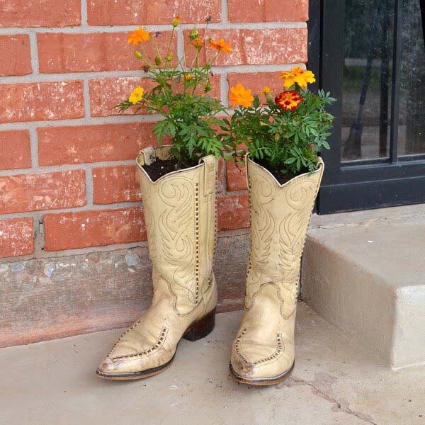 Shabby Chic Upcycled Boot Planter #spring #planter #decorhomeideas