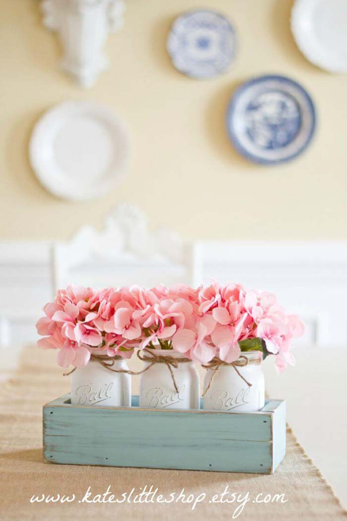Simple But Stunning Floral Mason Jar Centerpiece #spring #decor #decorhomeideas