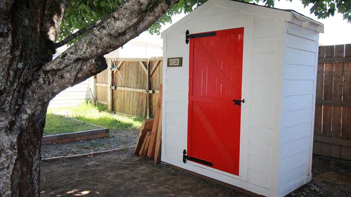 Small White Shed with a Red Door #shed #garden #decorhomeideas