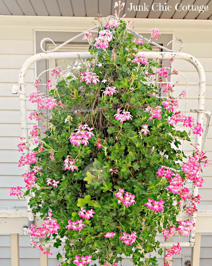 Upcycled Metal Gate for Hanging Flowers #spring #garden #decorhomeideas