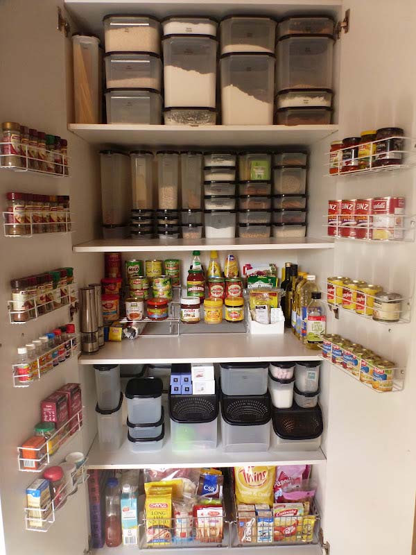 Using Organizational Items to Maximize Storage Space #pantry #shelves #decorhomeideas