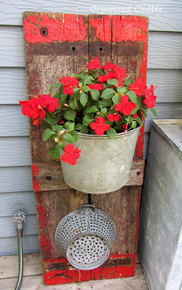Wagon Board and Metal Bucket Planter #spring #frontporch #decor #decorhomeideas