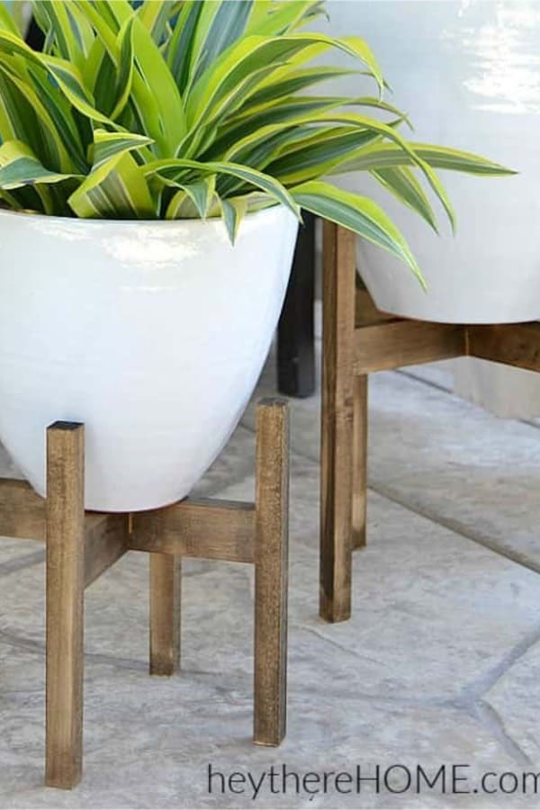 West Elm Inspired Wooden Plant Stands #diy #plantstand #decorhomeideas