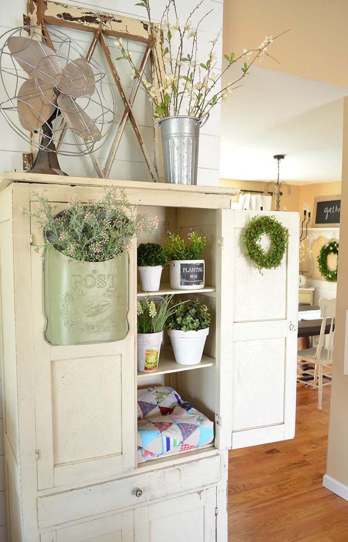 White Planter Arrangements and Moss Wreath #farmhouse #springdecor #decorhomeideas