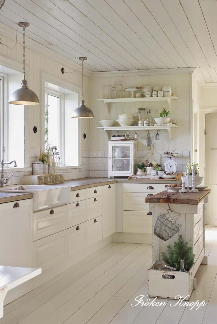 Whitewashed Planks Cottage Kitchen #cottage #kitchen #decorhomeideas