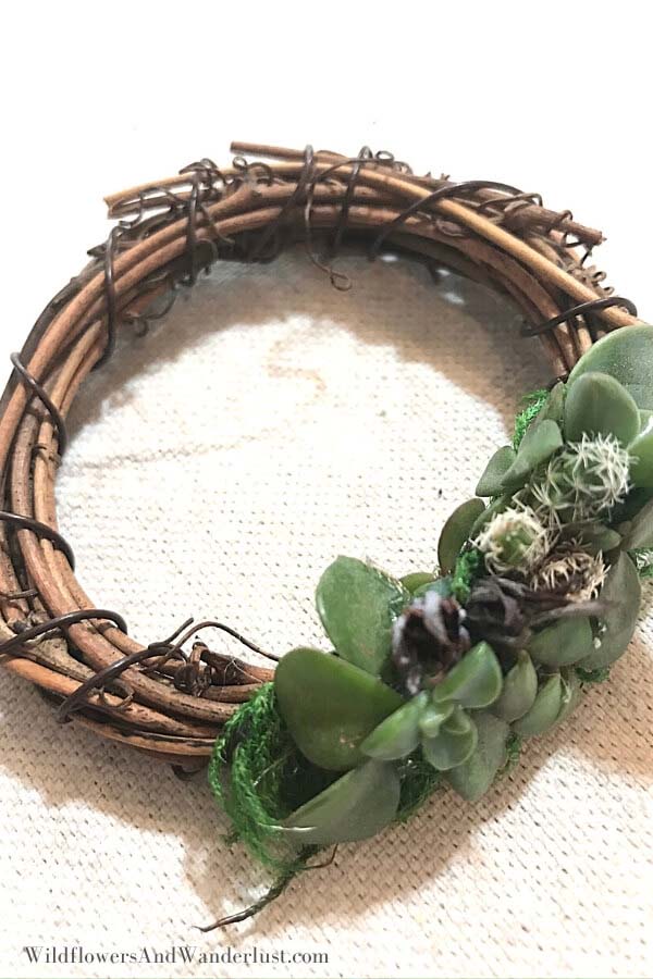 Boho Style Succulent Grapevine Wreath #springwreath #diy #decorhomeideas