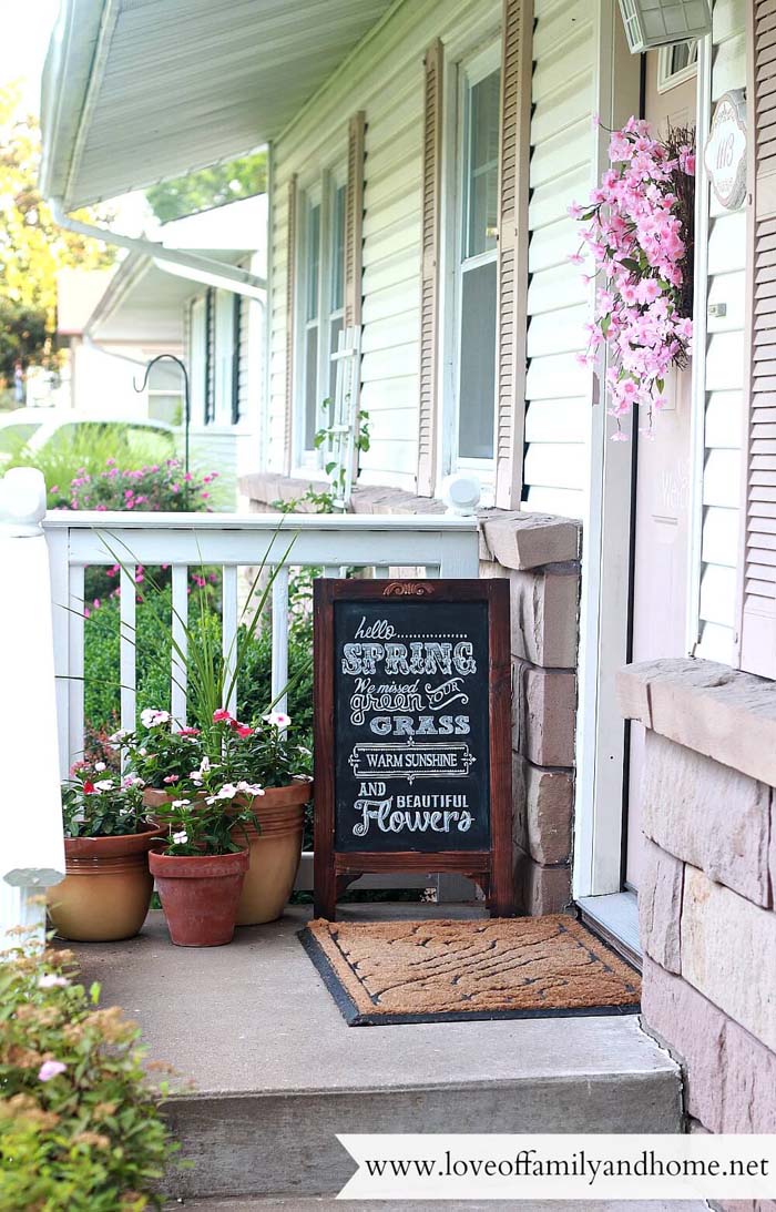 Chalkboard Sandwich Sign and Oversized Flower Pots #rustic #springdecor #porch #decorhomeideas