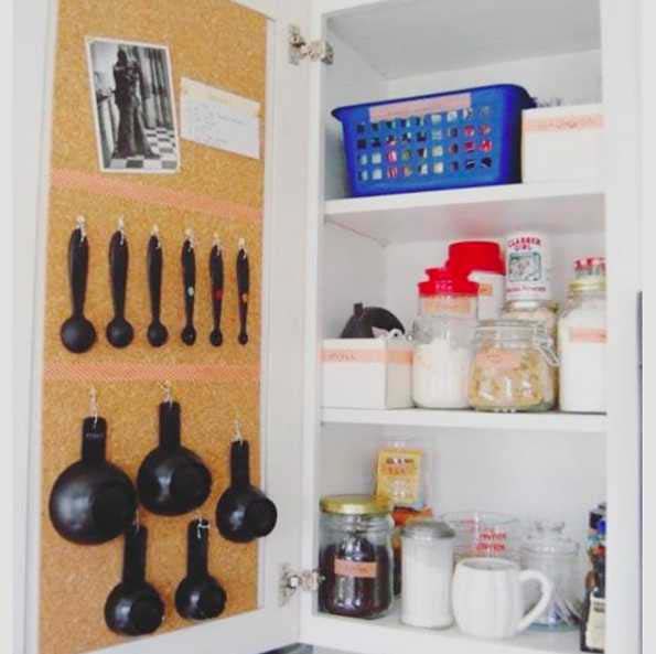 Cork Board on Cabinet Door #kitchen #hacks #organization #decorhomeideas