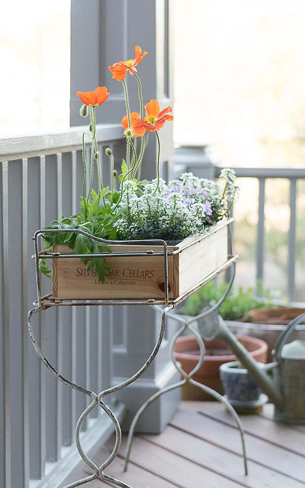 Adorably Cute Country Box Filled with Love For Your Enjoyment #outdoor #springdecor #decorhomeideas