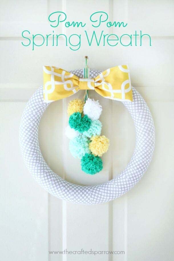 Cute DIY Spring Wreaths with Pom-Poms #springwreath #diy #decorhomeideas