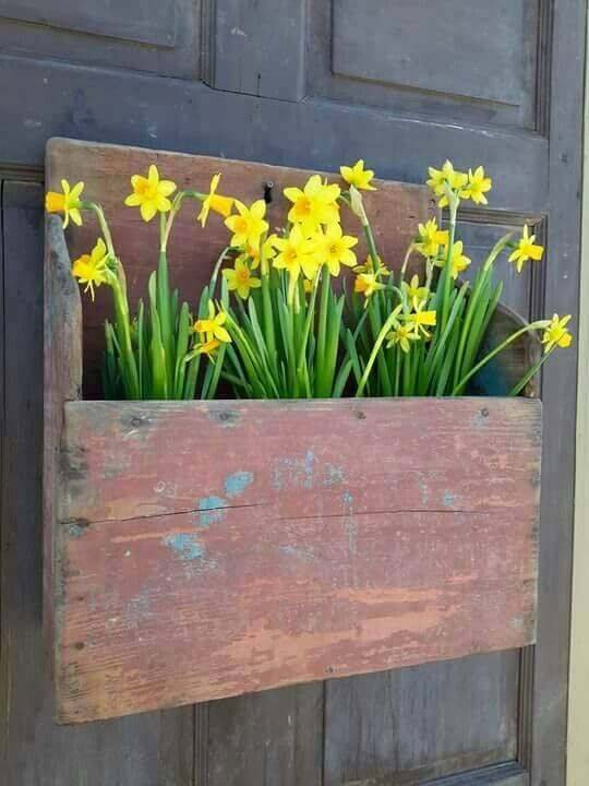 Distressed Wooden Door Hanger With Daffodils #rustic #springdecor #porch #decorhomeideas