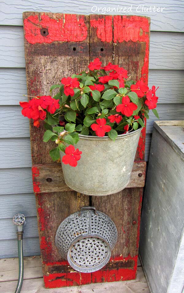 Distressed Wooden Panel With Galvanized Metal Planter #rustic #springdecor #porch #decorhomeideas