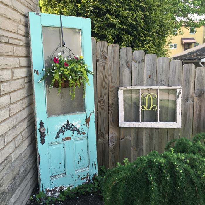 DIY Outdoor Spring Decor Old Window #outdoor #springdecor #decorhomeideas