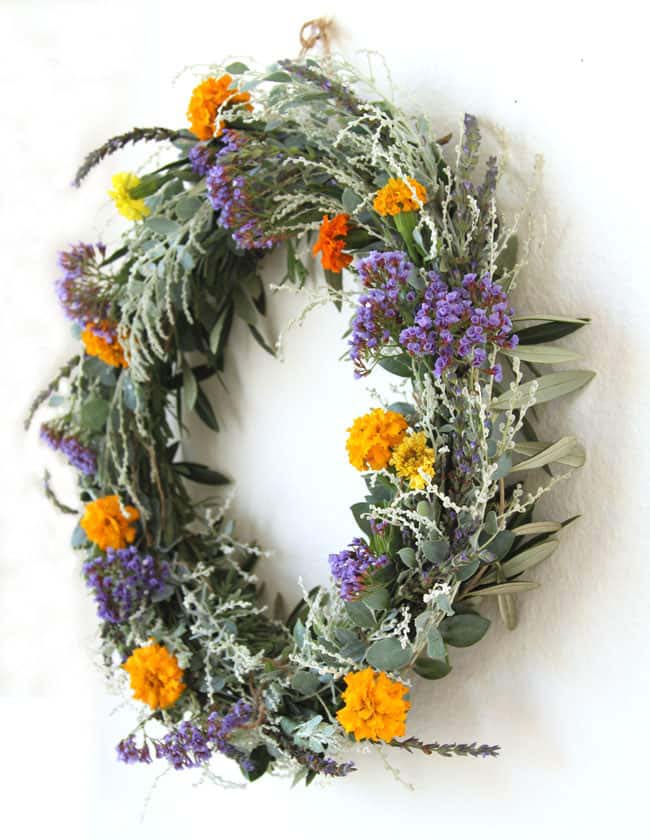 DIY Oval-Shaped Dried Wildflower Wreath #springwreath #diy #decorhomeideas