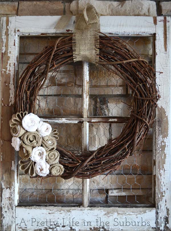 Farm Fresh Barn Window Wreath Display #rustic #porch #vintage #decorhomeideas