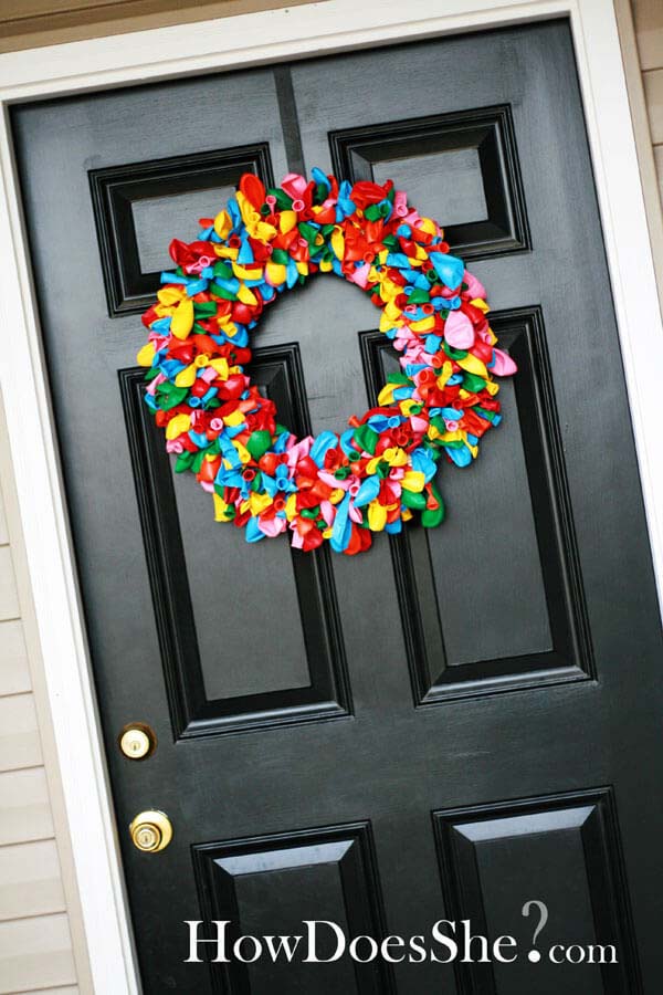 Festive and Fun DIY Balloon Wreath #springwreath #diy #decorhomeideas