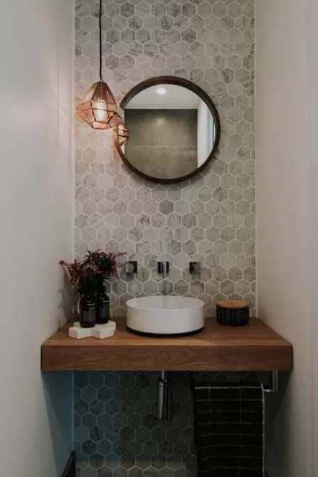 Floor-To-Ceiling Mosaic Tiles Add Height #showertile #bathroom #decorhomeideas