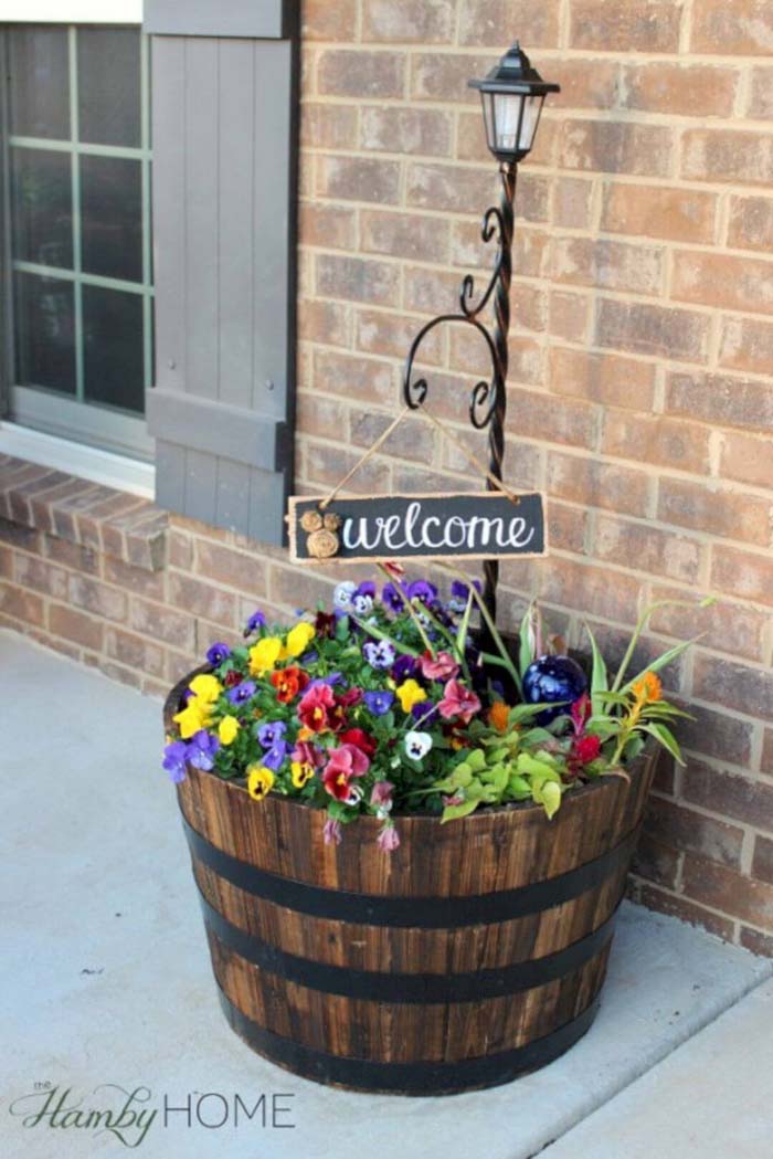 Flower Barrel, Lamp Post and “Welcome” Sign #rustic #springdecor #porch #decorhomeideas