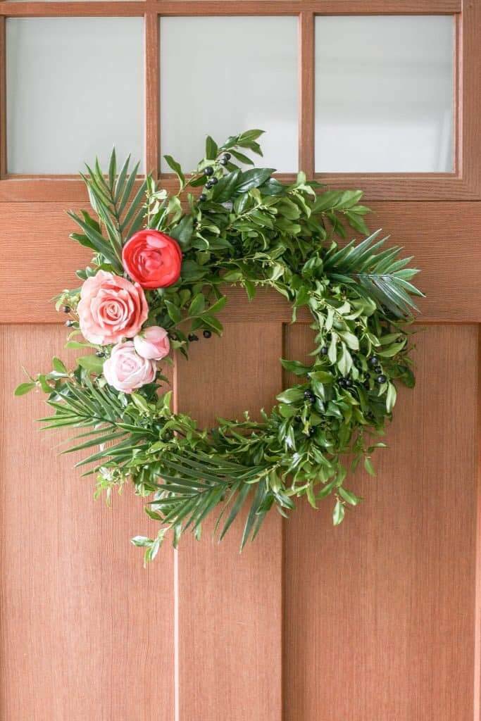 Fresh Berry and Faux Flower Spring Wreath #springwreath #diy #decorhomeideas