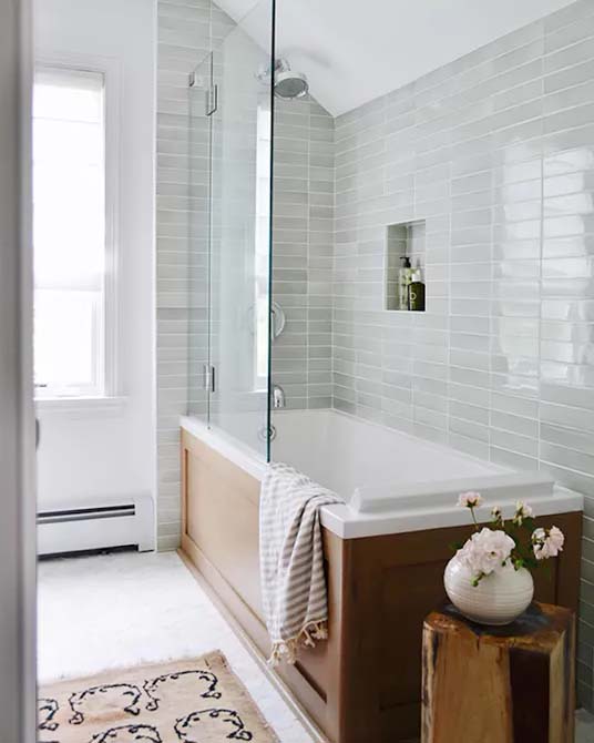 Glossy Wall Tiles Reflect Light #showertile #bathroom #decorhomeideas