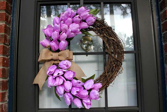 Grapevine Wreath with Tulips and Burlap Ribbon #springwreath #diy #decorhomeideas