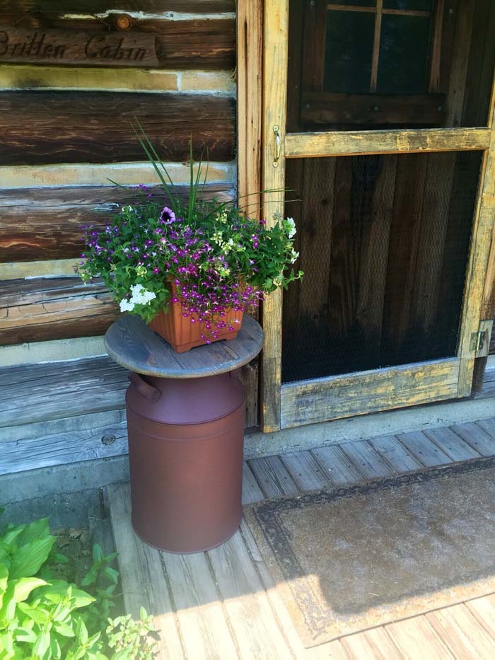 Metal Milk Jug Table With Potted Flowers #rustic #springdecor #porch #decorhomeideas