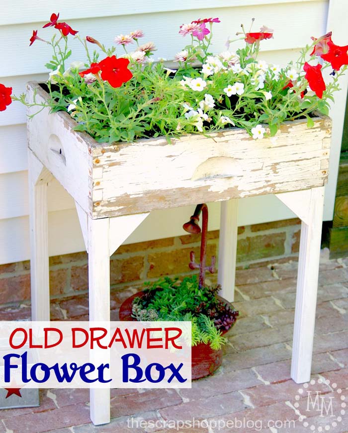 Old Drawer Flower Box #outdoor #springdecor #decorhomeideas