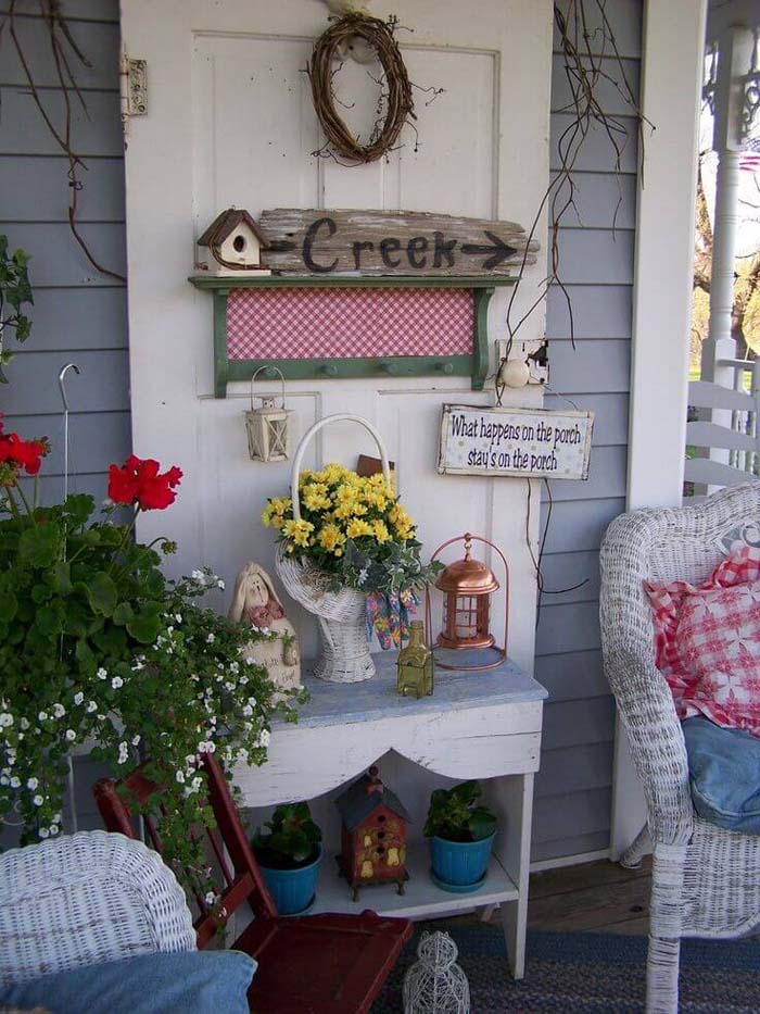 Old Fashioned White Wicker Sitting Area #rustic #porch #vintage #decorhomeideas