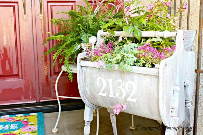 Portable, Weathered Sewing Cabinet Planter #rustic #porch #vintage #decorhomeideas