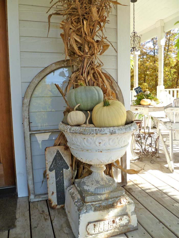 Stunning Fall Urn & Found Sign Decorations #rustic #porch #vintage #decorhomeideas