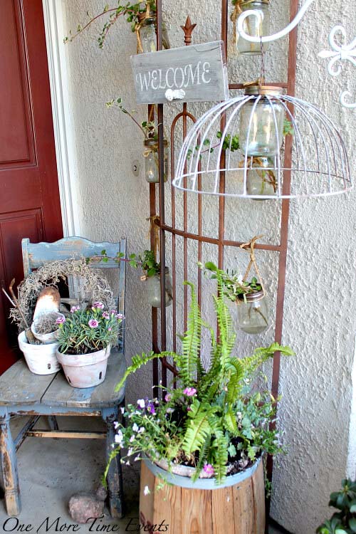 Trellis With Hanging Mason Jar Vases #rustic #springdecor #porch #decorhomeideas