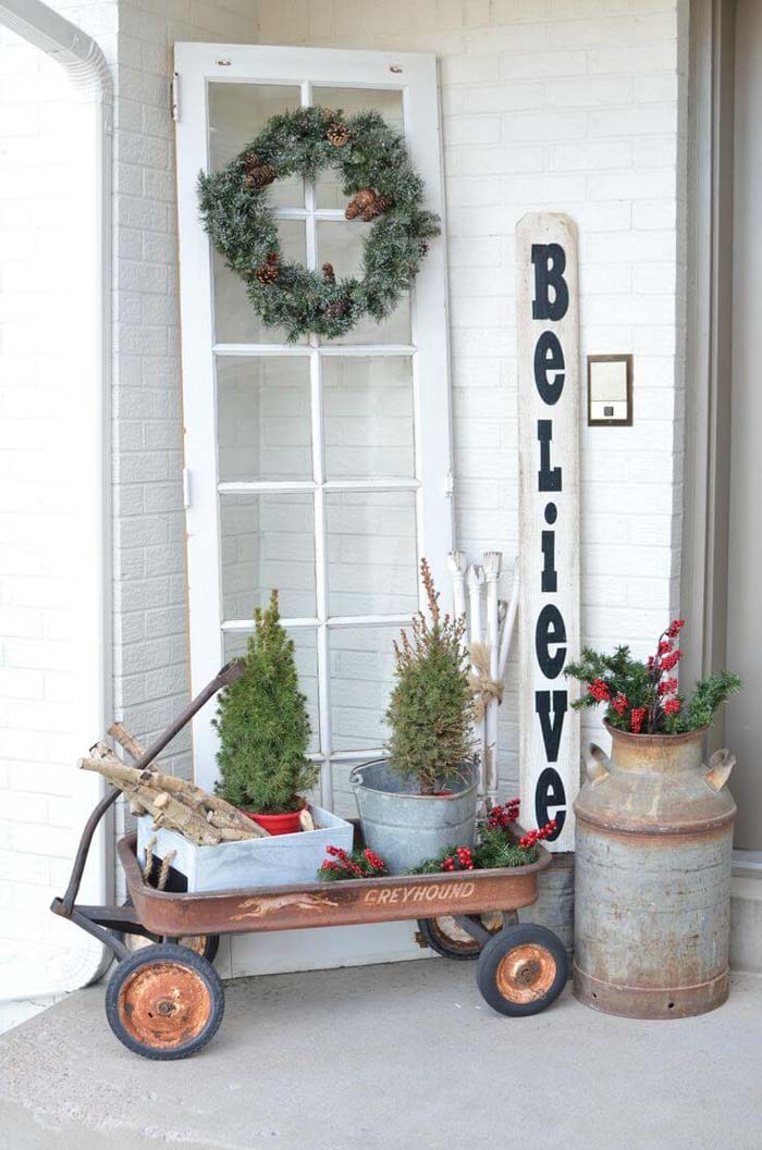 Unexpected Christmas Wreath and Tree Display #rustic #porch #vintage #decorhomeideas