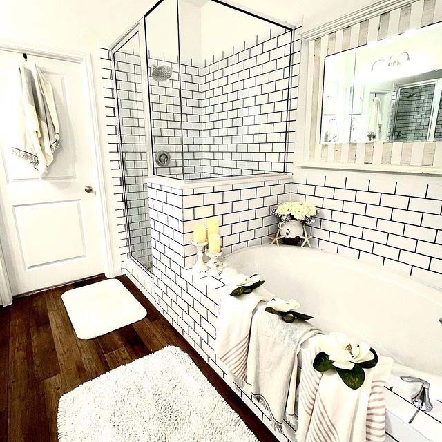 White Subway Tile Walk In Shower #bathroom #whiteshowertile #decorhomeideas